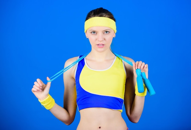 Cheio de energia Dieta de saúde Sucesso Mulher esportiva treinando na academia Treino de mulher feliz com pular corda Músculos fortes e poder Equipamento de pular corda esportiva Energia de aptidão atlética para treinamento