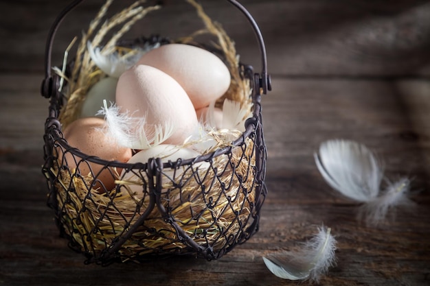 Cheio de vitaminas ao ar livre ovos na cesta