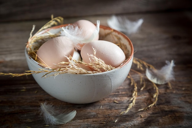 Cheio de vitaminas, ovos ao ar livre da fazenda