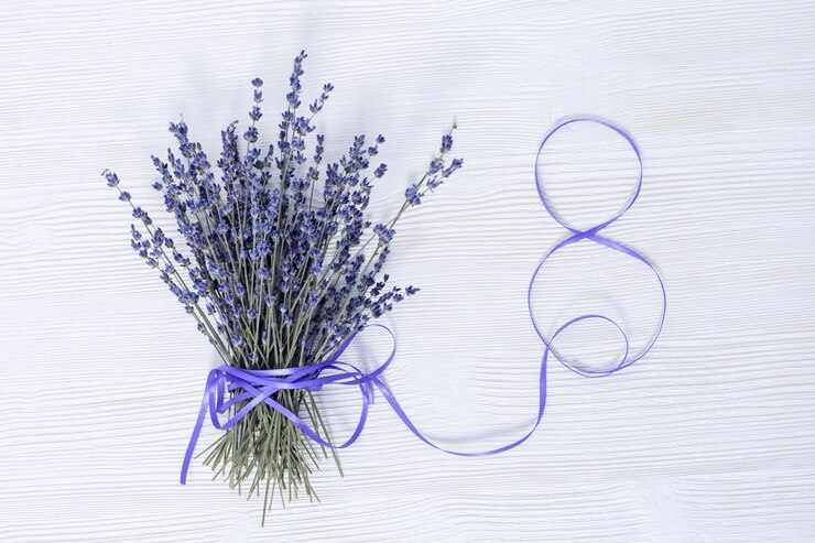 Foto cheirando flores de lavanda com fita