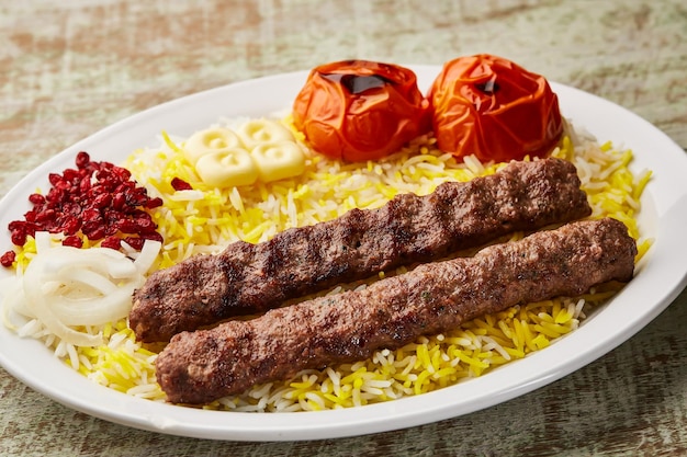 chelo kebab chalo kabab o cheelo con arroz mandi biryani servido en un plato aislado en la mesa vista de la comida árabe