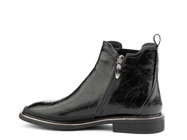 Chelseas de otoño para hombres botas de cuero negro fondo blanco aislado Vista lateral izquierda Zapatos de moda Sesión de fotos para el concepto de tienda de zapatos