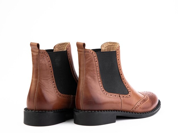 Chelseas de otoño para mujer botas de cuero marrón aislado fondo blanco vista lateral trasera zapatos de moda