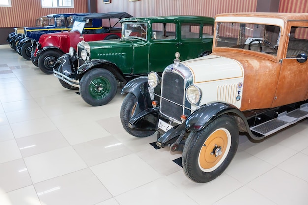 Chelyabinsk, Rusia - 10 de marzo de 2016: Museo de coches retro clásicos de principios del siglo XX.