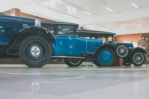 Chelyabinsk, Rusia - 10 de marzo de 2016: Museo de coches retro clásicos de principios del siglo XX.