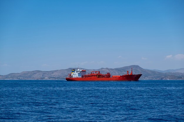 Chemie-Öl-Tanker rot in blau Ägäis und Himmel Hintergrund Griechenland