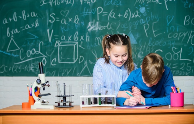 Chemie Wissenschaft. Biologie-Experimente mit Mikroskop. Wissenschaftler für kleine Kinder, die Chemie im Schullabor verdienen. Labormikroskop und Teströhrchen. Kleine Kinder. Wissenschaft. Mit Chemie können wir das.