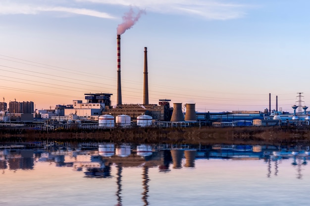 Foto chemieanlagen im sonnenuntergang