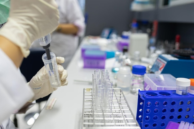 Chemiker verwechselten Chemikalien, um im Labor antiretrovirale Medikamente zu findenExperiment zum Nachweis von Viren wurde im Blut gefundenEntwickler potenzieller Medikamente und Impfstoffe gegen COVID19