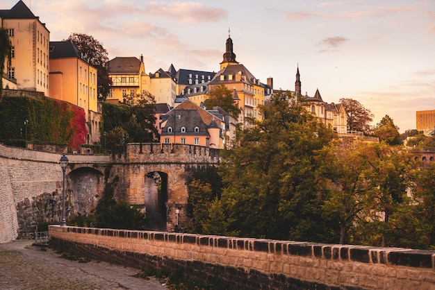 Foto chemine de la corniche en luxemburgo ciudad