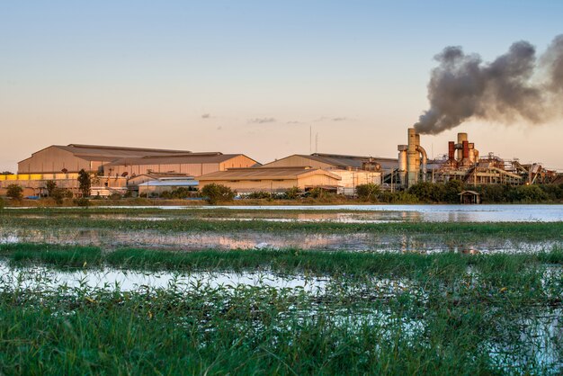 Chemische Fabrik mit Schornstein