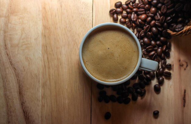 Chemische Formel von Koffein mit geröstetem Kaffee aus der Tasse auf weißem Hintergrund