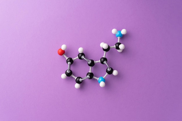 Chemische Formel von Serotonin auf violettem Hintergrund