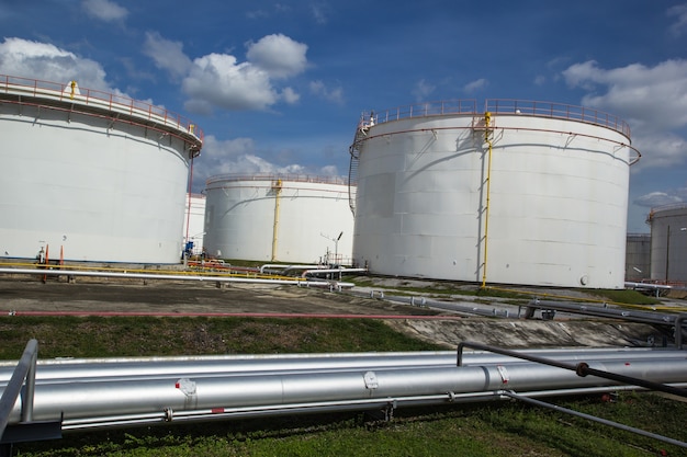 Chemische Industrie mit Treibstofftank Hintergrund himmelblau