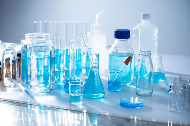 Chemische Laborausrüstung Glaswaren für Forschung und blaue Substanz