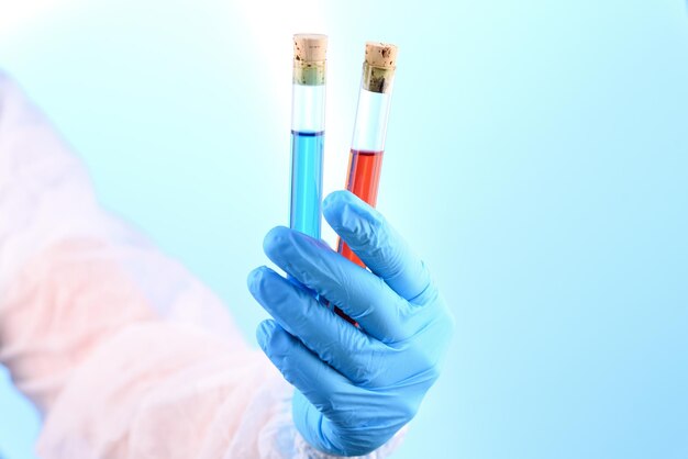 Chemische Laborzubereitung in Form von blauer und roter Flüssigkeit in einem Reagenzglas