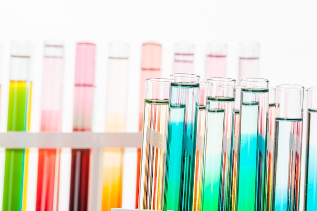 Chemische Reagenzgläser des Glaslabors mit Flüssigkeit für nahes hohes der Analyse