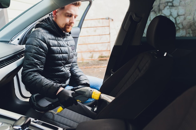 Chemische Reinigung von Fahrzeuginnenräumen mit professioneller Extraktionsmethode. Vorzeitiger Frühjahrsputz oder regelmäßige Reinigung.