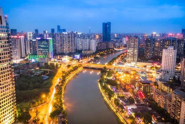 Chengdu Jiuyanqiao CBD Nachtansicht und moderne Wolkenkratzer.