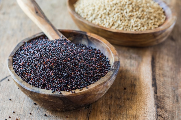 Chenopodium quinoa - Bio Quinoasamen in der Holzschale