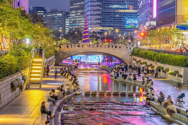 Cheonggyecheon, um moderno espaço público de recreação no centro de Seul, Coreia do Sul