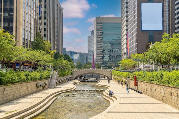 Cheonggyecheon um moderno espaço público de recreação no centro de Seul