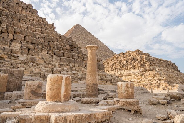 Cheops-Pyramide Khufu-Pyramide in Gizeh mit den antiken Ruinen des ägyptischen Tempels vor der Pyramide