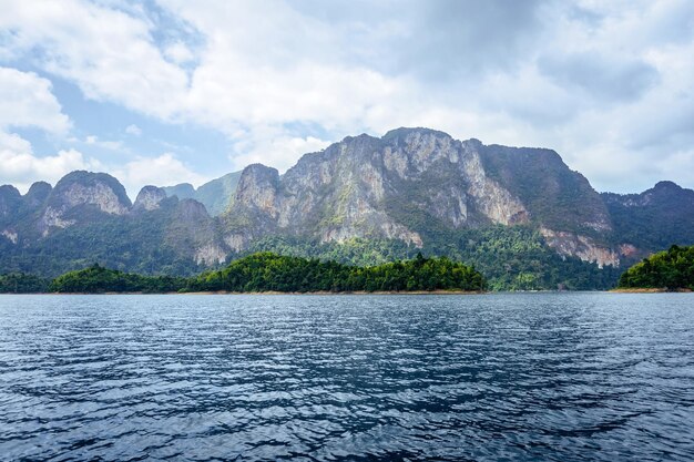 Cheow Lan Lake Parque Nacional Khao Sok provincia de Surat Thani Tailandia