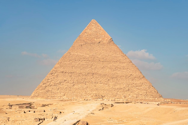 Chephren-Pyramide auf blauem Himmelshintergrund Die großen Pyramiden von Gizeh in der zweiten Pyramide der Wüste