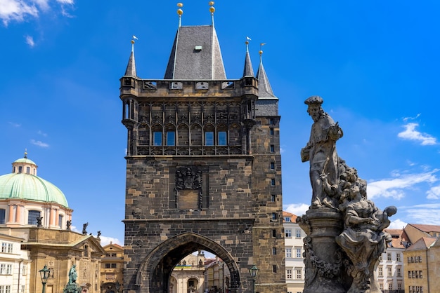 Chequia Puente de Carlos sobre el río Vltava que conecta el barrio menor del Castillo de Praga y el casco antiguo