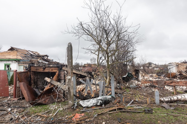 Chernihiv reg ucrânia 18 de abril de 2022 guerra da rússia contra a ucrânia casas completamente destruídas e caos na região de chernihiv como resultado do ataque de invasores russos