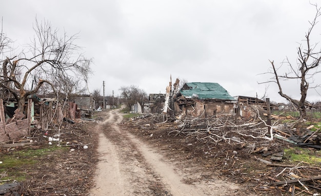 CHERNIHIV REG UKRAINE 18. April 2022 Russlands Krieg gegen die Ukraine Völlig zerstörte Häuser und Chaos in der Region Tschernihiw infolge des Angriffs russischer Invasoren