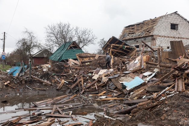 CHERNIHIV REG UKRAINE 18. April 2022 Russlands Krieg gegen die Ukraine Völlig zerstörte Häuser und Chaos in der Region Tschernihiw infolge des Angriffs russischer Invasoren