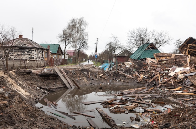 CHERNIHIV REG UKRAINE 18. April 2022 Russlands Krieg gegen die Ukraine Völlig zerstörte Häuser und Chaos in der Region Tschernihiw infolge des Angriffs russischer Invasoren
