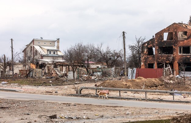 CHERNIHIV UCRÂNIA 05 de abril de 2022 Guerra na Ucrânia Caos e casas destruídas nas ruas de Chernihiv como resultado do ataque de invasores russos em uma cidade pacífica