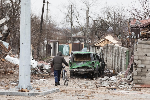 CHERNIHIV UCRANIA 05 de abril de 2022 Guerra en Ucrania Caos y casas destruidas en las calles de Chernihiv como resultado del ataque de los invasores rusos en una ciudad pacífica