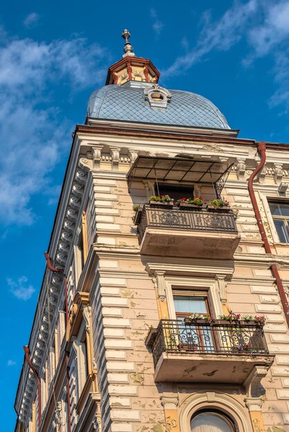 Chernivtsi Ucrânia 11072021 Rua principal da cidade velha de Chernivtsi Ucrânia em uma manhã ensolarada de verão