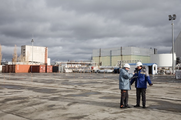 CHERNOBYL, Ucrania - 28 de noviembre de 2016: Los trabajadores y el personal de la central nuclear de Chernobyl completaron la construcción del arco móvil sobre el objeto Refugio de la cuarta unidad de potencia