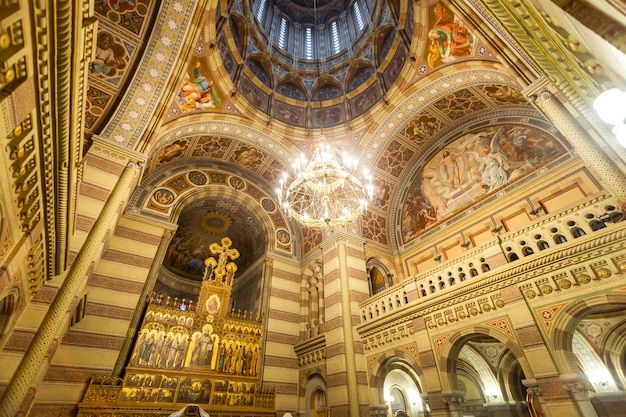 Chernovtsiucrânia 13 de outubro de 2016 monumento arquitetônico vintage lustre bela igreja