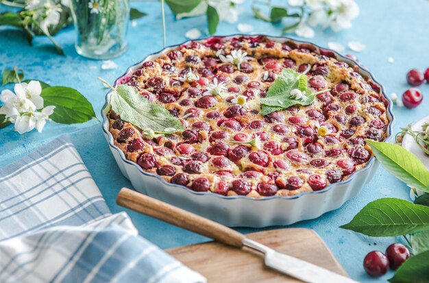 Cherry Clafoutis mit Kirsche auf blauem Grund