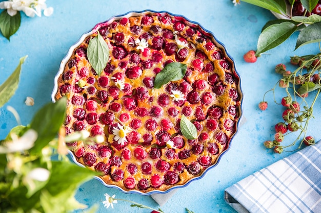 Cherry Clafoutis mit Kirsche auf blauem Grund