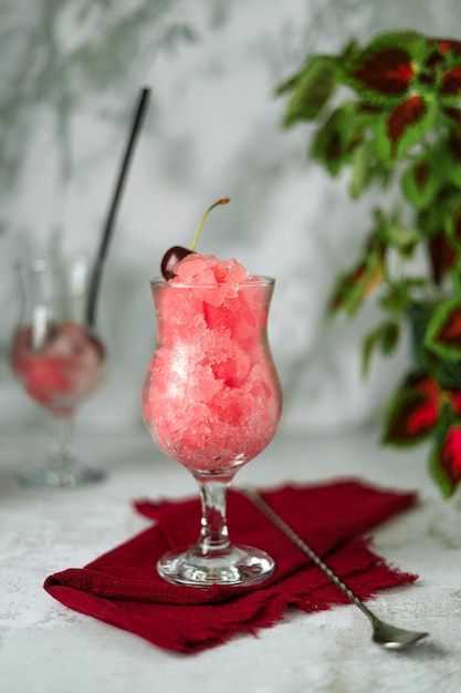 Cherry Granita - Sommerwüste - Nahaufnahme und erfrischendes Getränk mit Eis auf hellgrauem Hintergrund