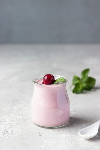 Cherry Panna Cotta mit frischen Kirschen und Minze in Gläsern