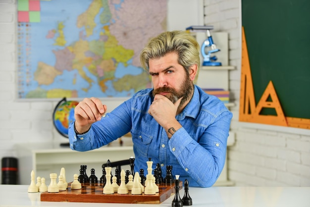 Chess Federation Schoolboard divertido professor fazer lição de treinamento conceito de educação homem maduro jogando jogo intelectual homem inteligente jogar xadrez tabuleiro de xadrez com estratégia de torneio de peças de xadrez