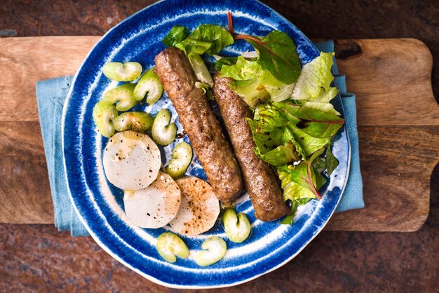 Chevanchichi com alface e daikon em um prato azul