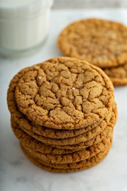Chewy und dünne Snickerdoodle- oder Melasse-Kekse | Premium Foto