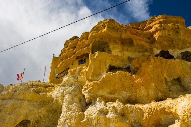 Chhoser Jhong, auch bekannt als Sky Cave, ist ein künstliches Höhlengebiet in der Wüste von Upper Mustang in Nepal