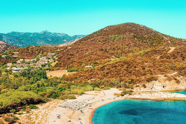 Chia Beach en aguas azules del mar Mediterráneo en la provincia de Cagliari en el sur de Cerdeña de Italia.