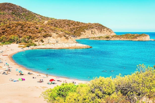 Chia Beach am blauen Wasser des Mittelmeers in der Provinz Cagliari in Südsardinien in Italien.