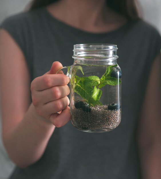 Foto chia-entgiftungswasser in der hand einer frau